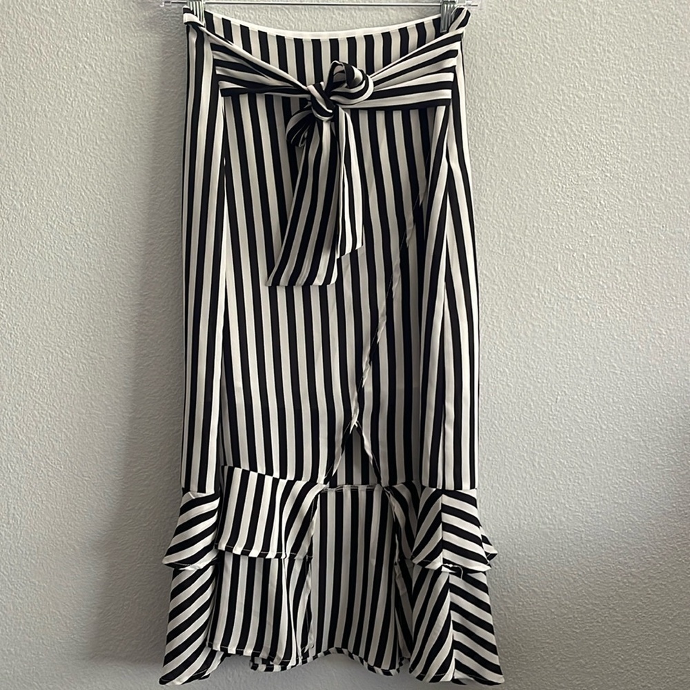 Who What Wear White and Black Stripped Skirt Size 2